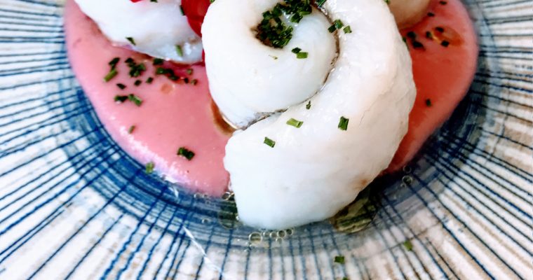 Delicias de gallo con crema de remolacha roja