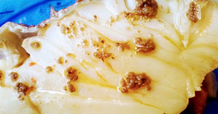 Bacalao con pisto de berenjena y salsa de aceituna negra.