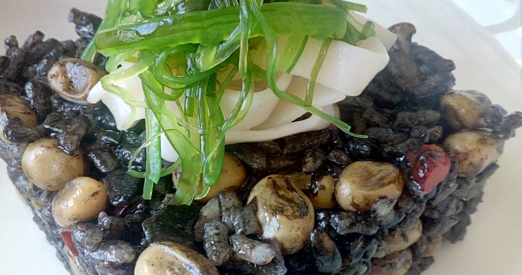Arroz negro con sepia y habitas tiernas