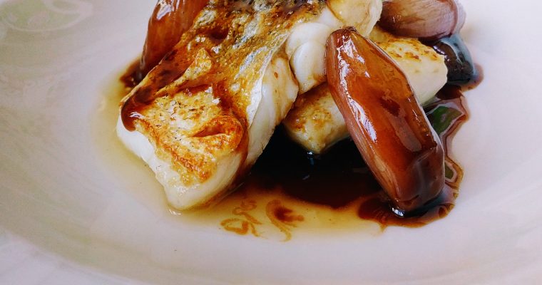 Merluza a la parrilla con chalotas glaseadas