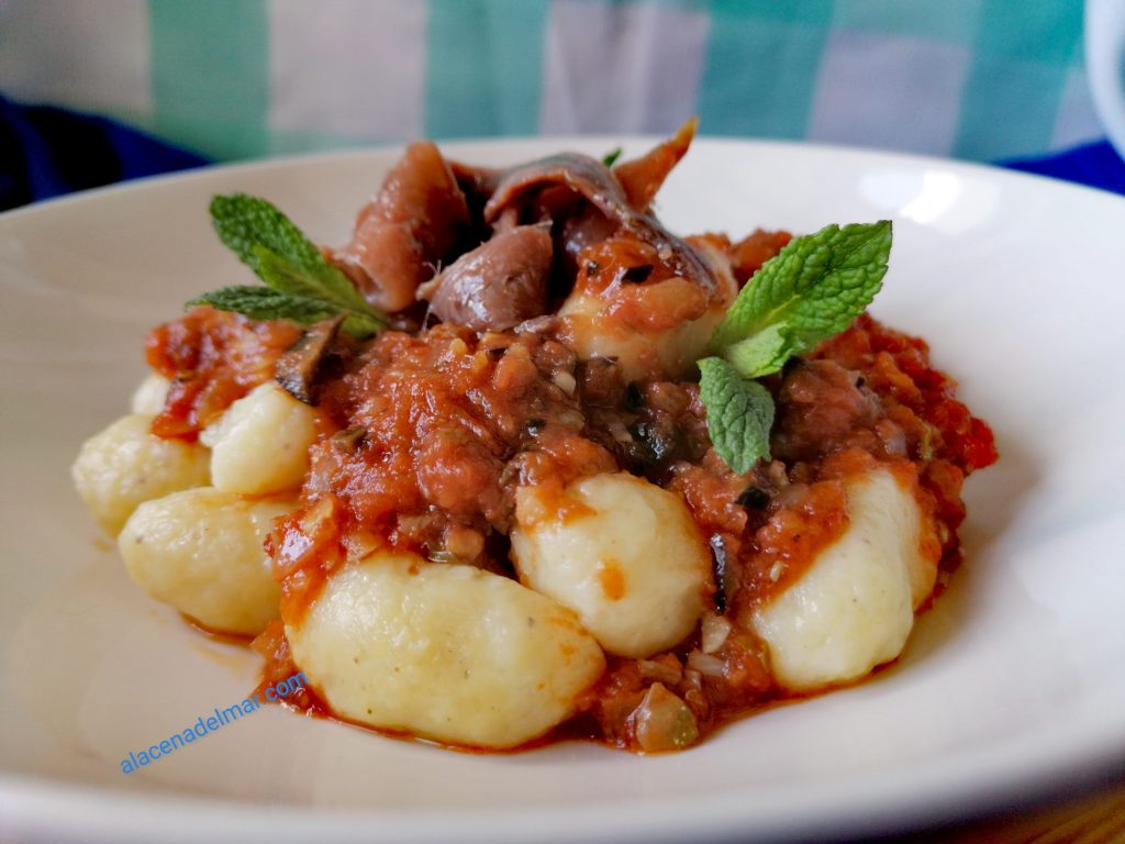 GNOCCIS DE PASTA DE ACEITUNAS NEGRAS CON SALSA DE TOMATE Y LANGOSTINOS