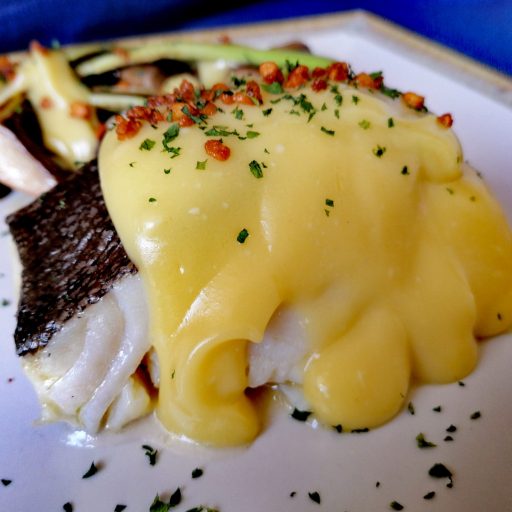 Bacalao al pil pil de ajos tiernos y setas