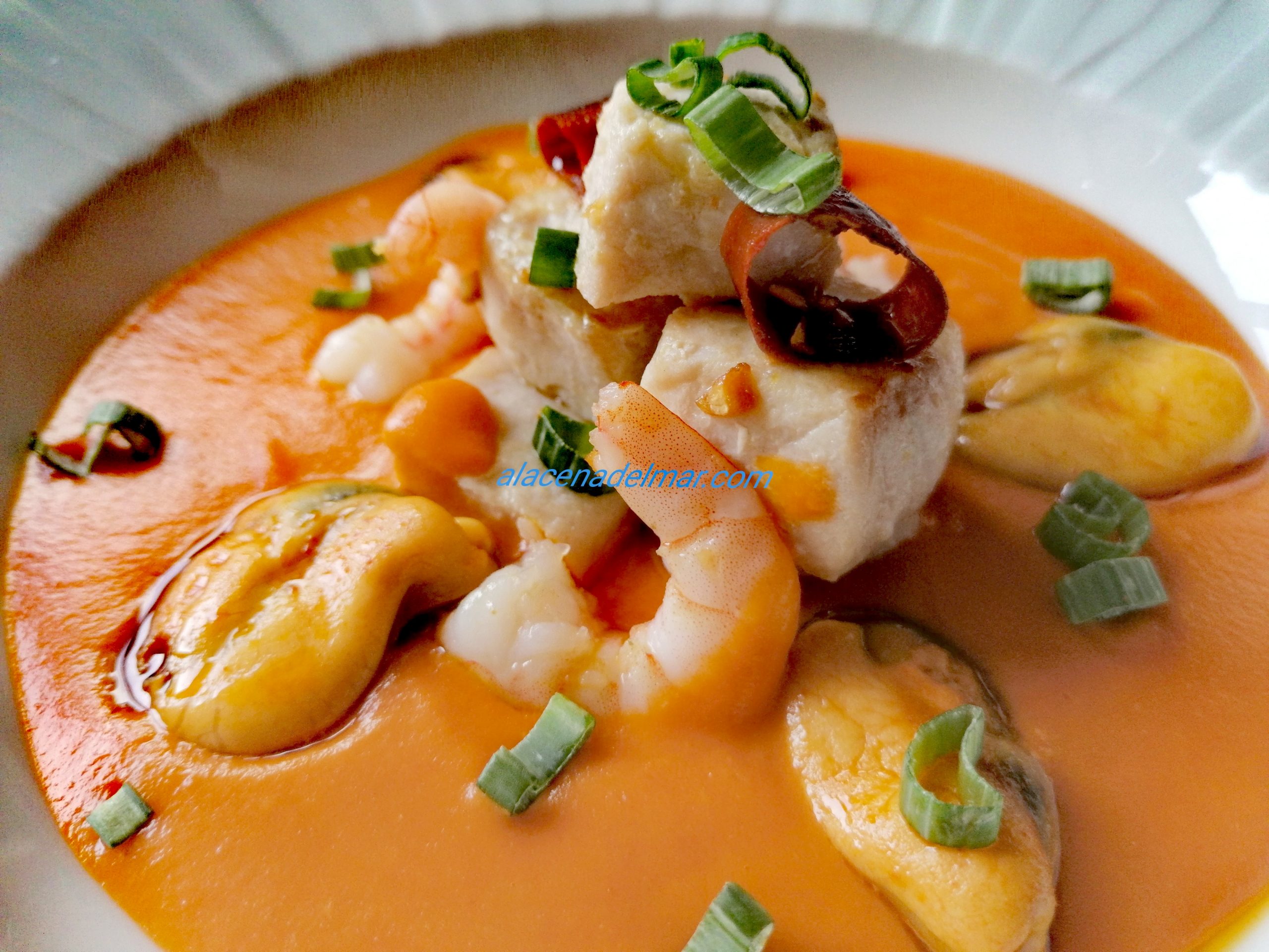 Sopa de tomate con mejillones en escabeche y bonito al ajillo
