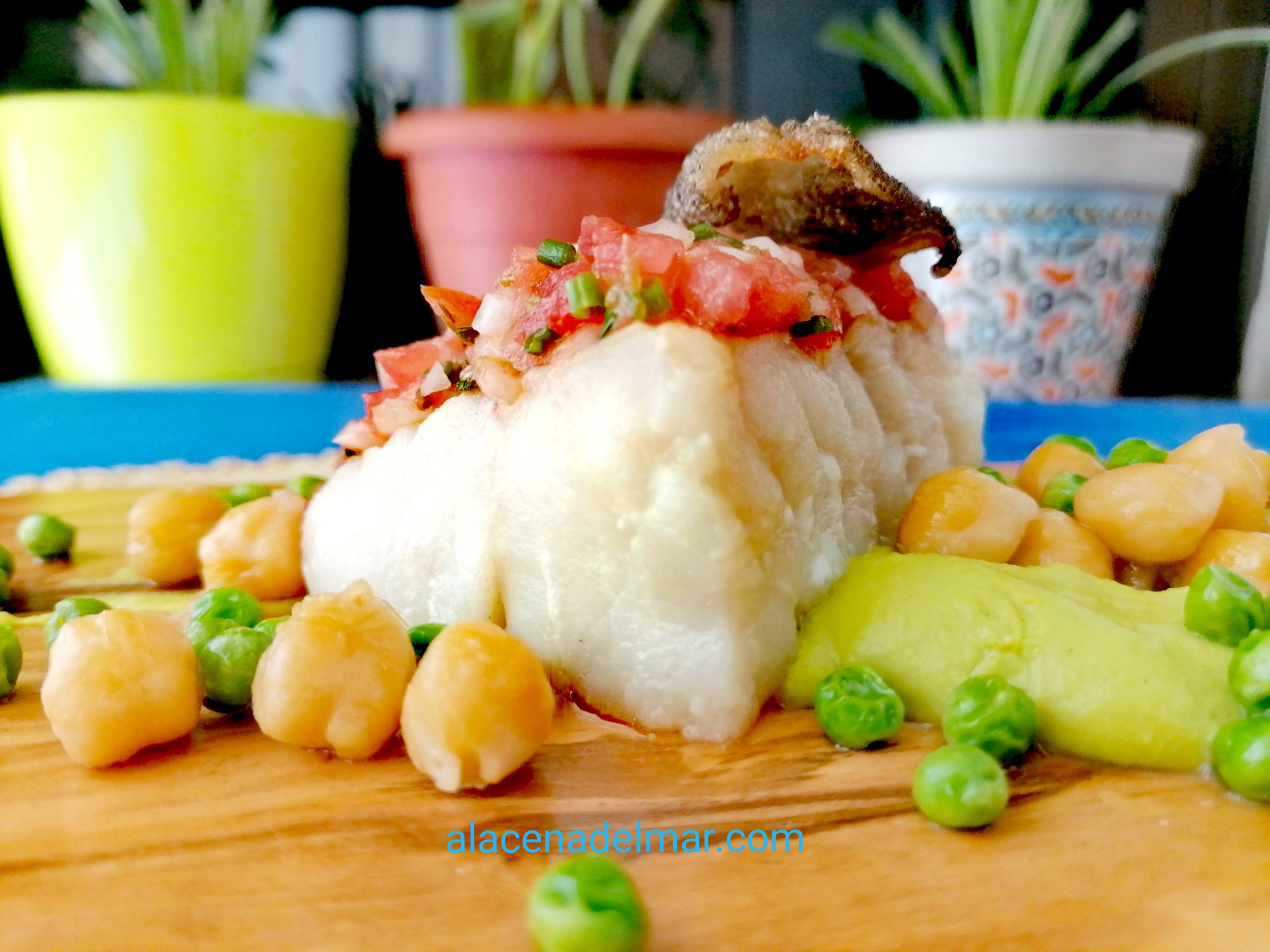 Bacalao confitado con humus de guisantes y vierge